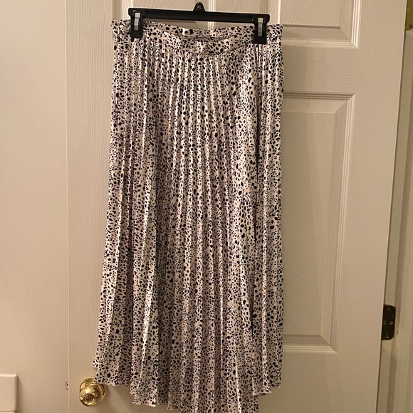 miami Dresses & Skirts - Elegant Black and White Pleated Skirt